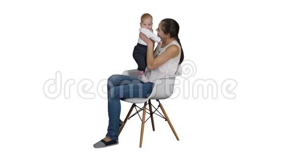妈妈和可爱的宝宝坐在白色背景的椅子上视频的预览图