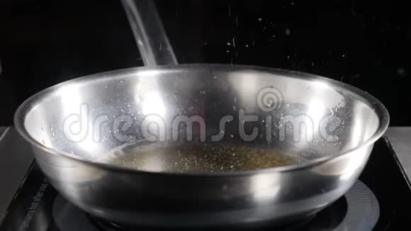 慢动作视频厨师在煎锅上煮贻贝特写烤贻贝烤海鲜石油飞溅高清视频的预览图