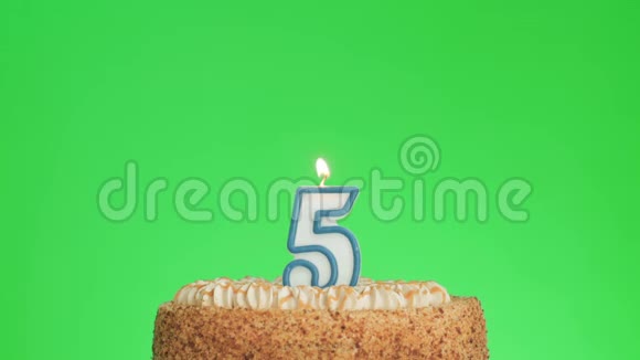 在美味的蛋糕上点燃5号生日蜡烛绿色屏幕5视频的预览图