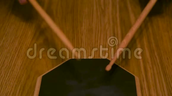 接近一个男人或女人在鼓垫上练习鼓槌在木桌背景上概念一个人是视频的预览图