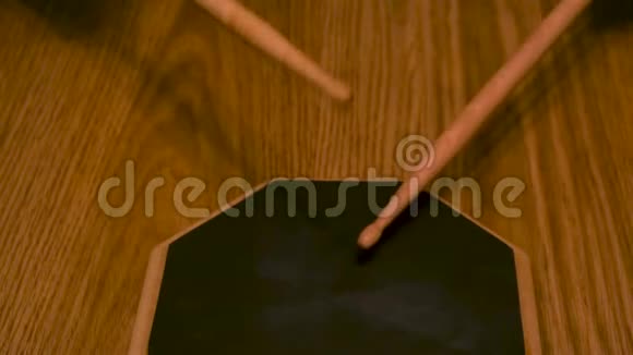 接近一个男人或女人在鼓垫上练习鼓槌在木桌背景上概念一个人是视频的预览图