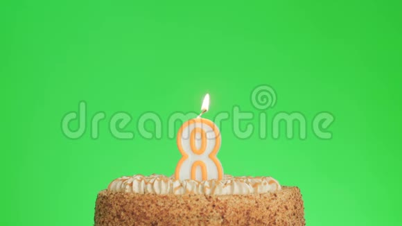 在一个美味的蛋糕上吹出8号生日蜡烛绿色的屏幕8视频的预览图