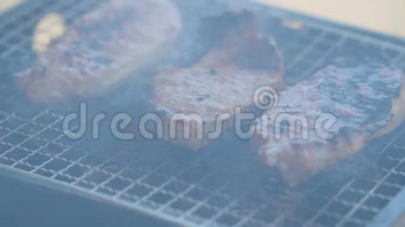 烧烤架上的猪肉牛排视频的预览图