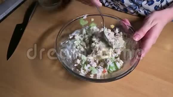 女孩在芹菜鸡肉和苹果沙拉中加入蛋黄酱把沙拉擦干净视频的预览图
