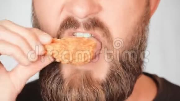 成年大胡子雄性吃烤鸡腿视频的预览图
