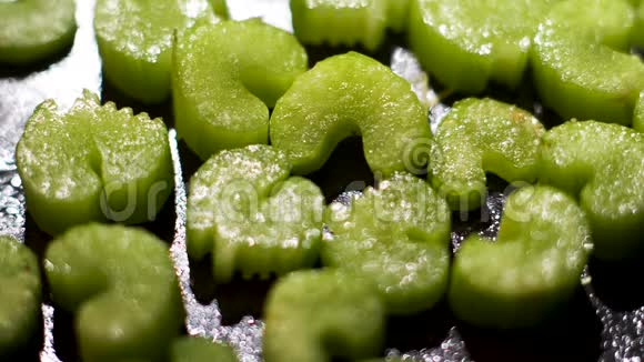 切芹菜炒在黑色煎锅上健康的纯素食品概念库存录像把绿色的碎片视频的预览图