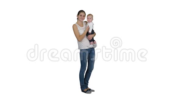 可爱的小男孩在母亲的手中寻找相机的白色背景视频的预览图