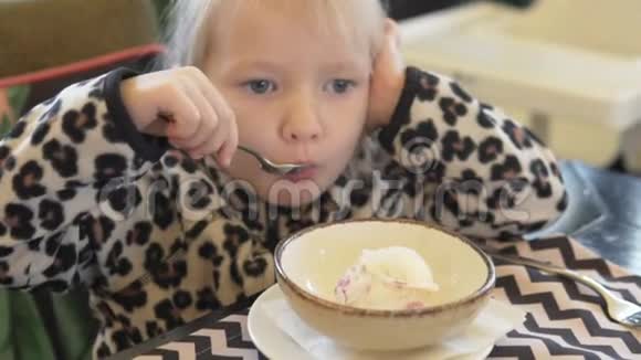小女孩在咖啡馆里吃冰淇淋视频的预览图