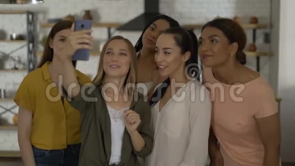 你好五个女朋友在手机上视频聊天4K视频的预览图
