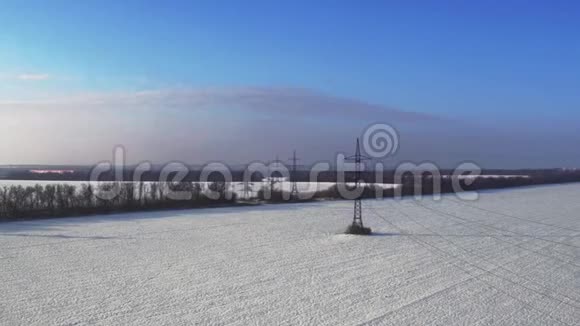 俄罗斯冬季野外的电线塔鸟瞰图视频的预览图