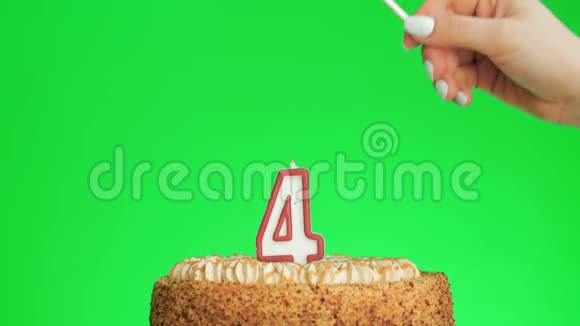 在美味的蛋糕上点燃4号生日蜡烛绿色屏幕4视频的预览图