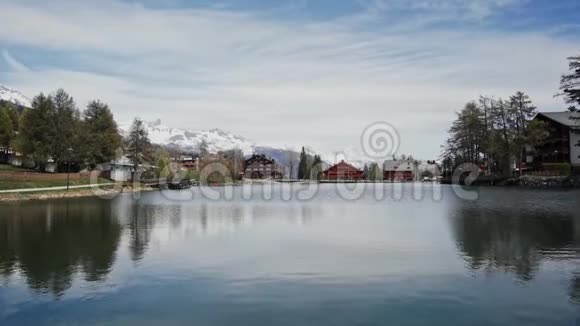 山湖边的村庄风景阳光明媚的春天在瑞士湖上总计划视频的预览图