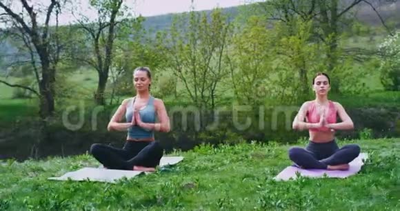 大自然中迷人的女性集中做瑜伽做冥想同时在神奇的山上呼吸新鲜空气视频的预览图
