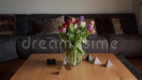 现代客厅木桌上放着一大束彩色郁金香视频的预览图