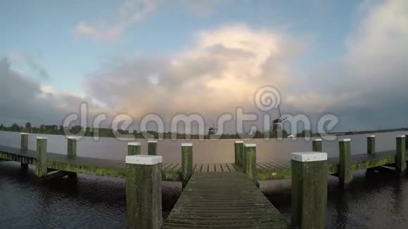 日落时分在荷兰的一个湖上洒下秋雨视频的预览图