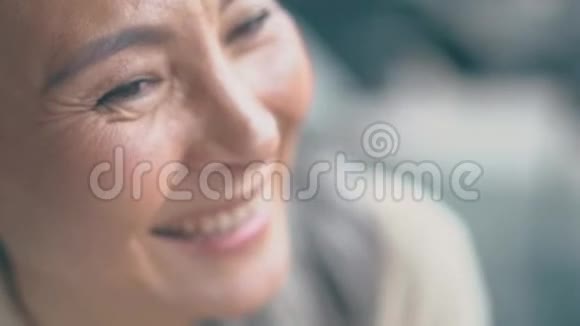 一个女人在说话微笑和点头视频的预览图