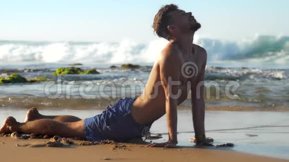 帅哥在沙滩上做瑜伽姿势视频的预览图