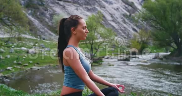 两位女士在大自然中间练习瑜伽冥想姿势的肖像令人惊叹的是她们已经关闭了视频的预览图