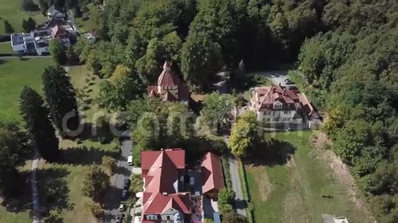 靠近森林的欧洲大房子在阳光明媚的夏日4k视频的预览图