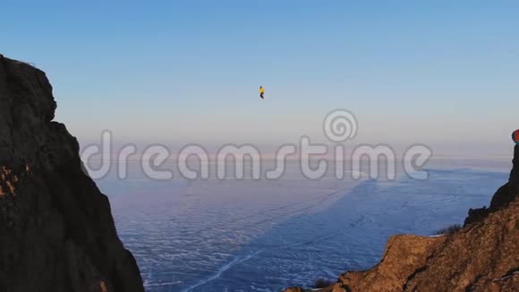 滑翔伞在女人坐的桥下优雅地飞行视频的预览图
