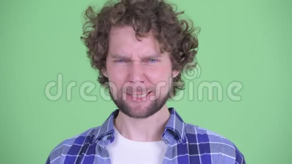压力重重的年轻留胡子的嬉皮士脸上的愤怒视频的预览图