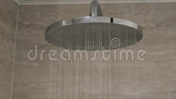 淋浴间水流的特写镜头视频的预览图