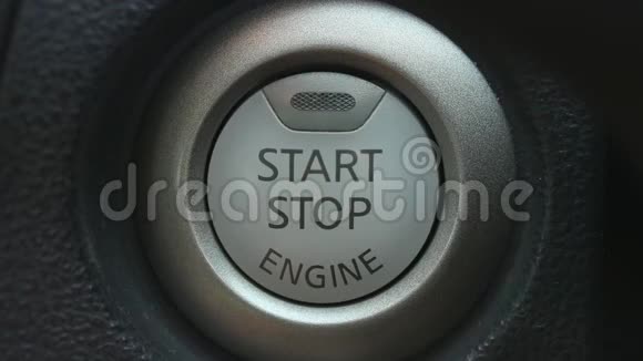 关闭手指按橙色启动引擎按钮在汽车上视频的预览图