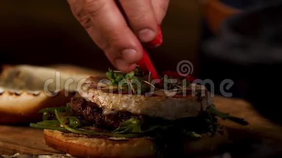 美味多汁的红辣椒汉堡配牛肉切片和卡姆伯特奶酪食品店库存录像关闭视频的预览图