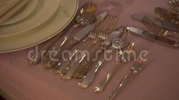 镶有餐具的镀金典雅套装库存录像带有各种风格的皇家节日豪华餐桌视频的预览图