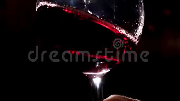 人手摇红酒杯库存录像一个侍酒师正拿着红酒摇着酒杯视频的预览图