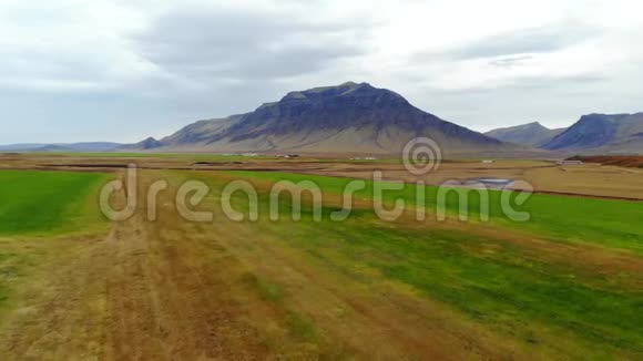 带平原山谷的高山景观鸟瞰图冰岛视频的预览图