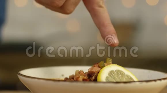 某个人的手用索里扬卡的手指指着碗的特写镜头库存录像俄罗斯索里扬卡汤视频的预览图