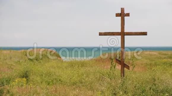 海边的木制正统十字架视频的预览图