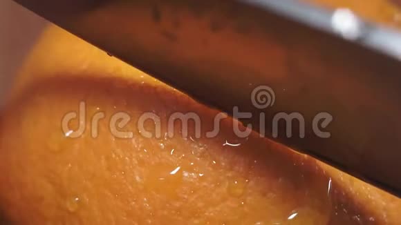 切一个多汁的橘子水果视频的预览图