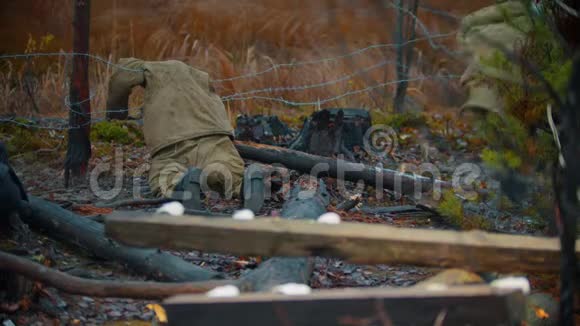 拍摄的后台躺在铁线上的死兵前景上的一块原木人们走来走去视频的预览图