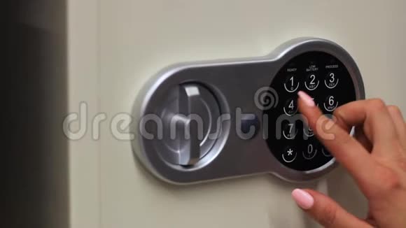 女人手打开钥匙保险箱视频的预览图