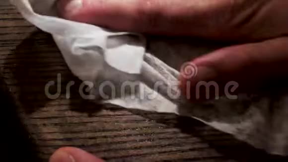 男性用白色布在木板上涂木护理用品库存录像关闭木面板上的油视频的预览图