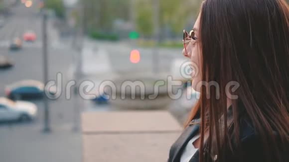 城市生活棕发女士市中心街景视频的预览图
