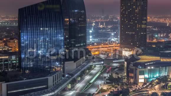 迪拜市中心街道繁忙的交通和摩天大楼夜间到白天视频的预览图
