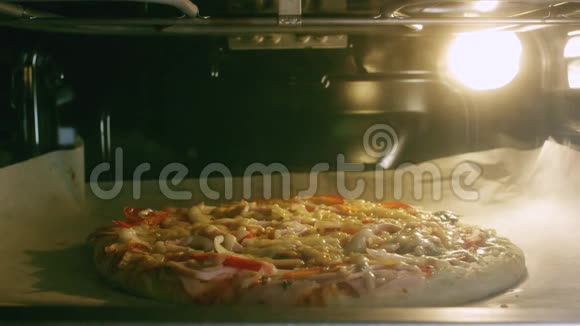 在厨房的现代电烤箱里提供美味的披萨库存录像意大利传统食品视频的预览图