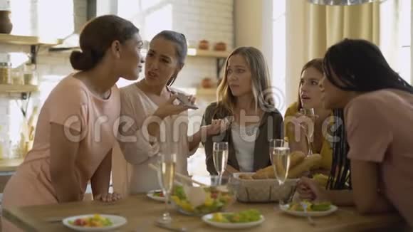 五个女朋友在对讲机上交谈女人在电话上发誓解决问题女性友谊的概念视频的预览图