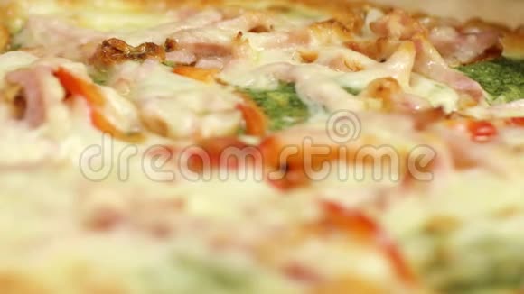 披萨的特写镜头是用圆刀切的库存录像美味的热披萨是用专业的圆刀切的视频的预览图
