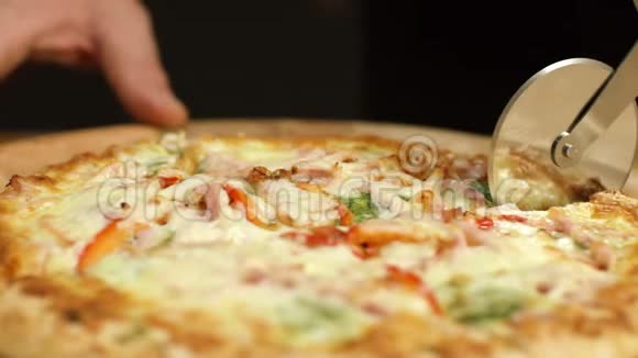 披萨的特写镜头是用圆刀切的库存录像美味的热披萨是用专业的圆刀切的视频的预览图