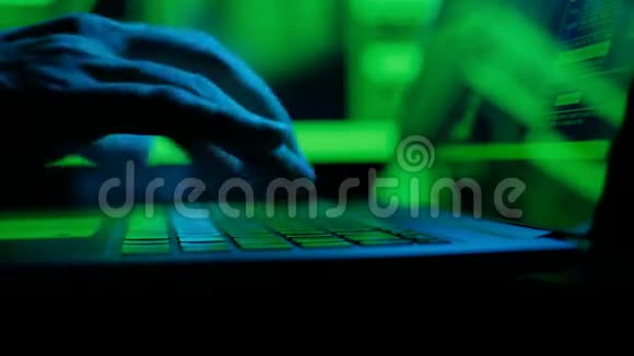 密切关注编程和编码技术的发展夜间用编码手指在键盘上打字程序员视频的预览图
