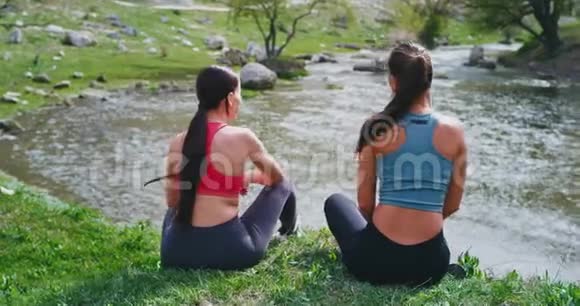 在河边的屋顶上两位女士在进行了一次艰苦的锻炼后尽情地呼吸新鲜空气视频的预览图