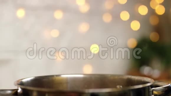 将切好的食物放入煮沸的锅中库存录像用切片香肠煮自制汤视频的预览图