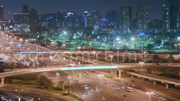 迪拜高尔夫球场背景为Gereens和Tecom地区的城市景观视频的预览图