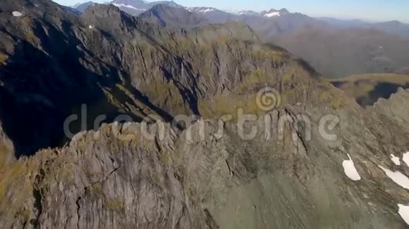 一架无人机在山上拍摄视频的预览图