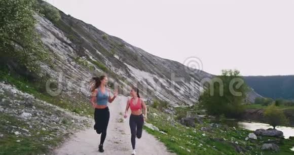 两位漂亮的女士一起跑过山路她们互相赠送了五个礼物然后继续视频的预览图