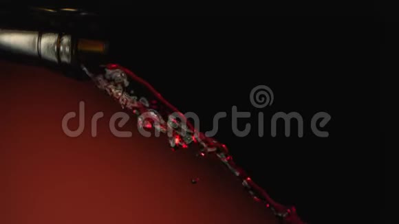 红葡萄酒在兵马俑背景下高速从瓶颈上倾泻而下视频的预览图